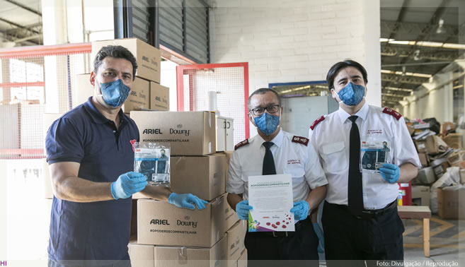 Ariel lava roupas em prol da comunidade e reforça que #OPoderDeCompartilhar deve ser mais forte