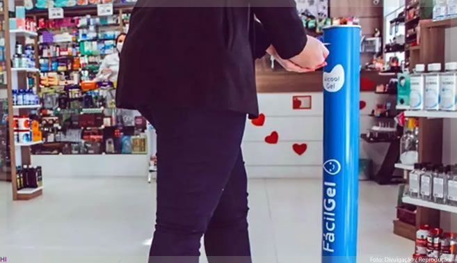 Startup lança dispositivo para higienização das mãos com álcool em gel em espaços coletivos