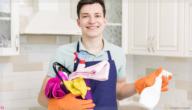 Marca de produtos de limpeza se reposiciona e mira homens na faxina