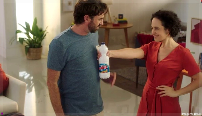 Brilux destaca em campanha divisão de tarefas na limpeza da casa